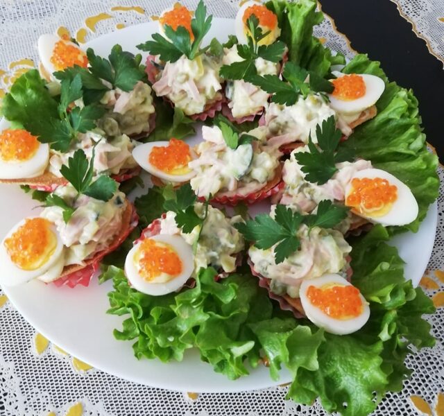 Laiviņa ar paipalu olu, ikriem un salātiem
